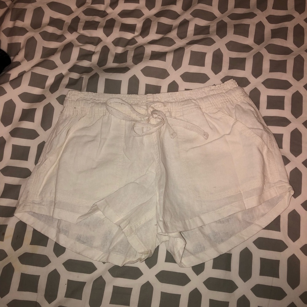 white Cotten shorts w pockets & elastic waistband